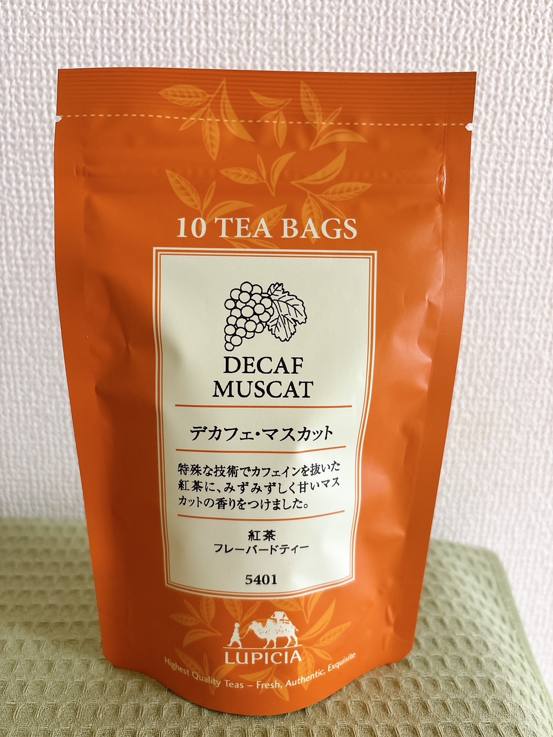 Orange tea bag package labeled Decaf Muscat with grape illustration and Japanese text, by Lupicia (10 tea bags)